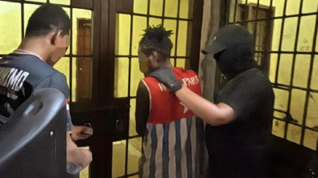 Tim Gabungan Damai Cartenz Ringkus Dua Anggota KKB di Dekai Yahukimo, Terlibat Kasus Pembunuhan
            - galeri foto