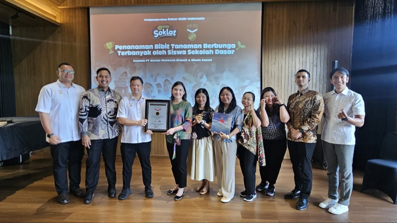 MURI Beri Penghargaan Kegiatan Tanam Bubgan dengan Peserta Ribuan Siswa SD
            - galeri foto