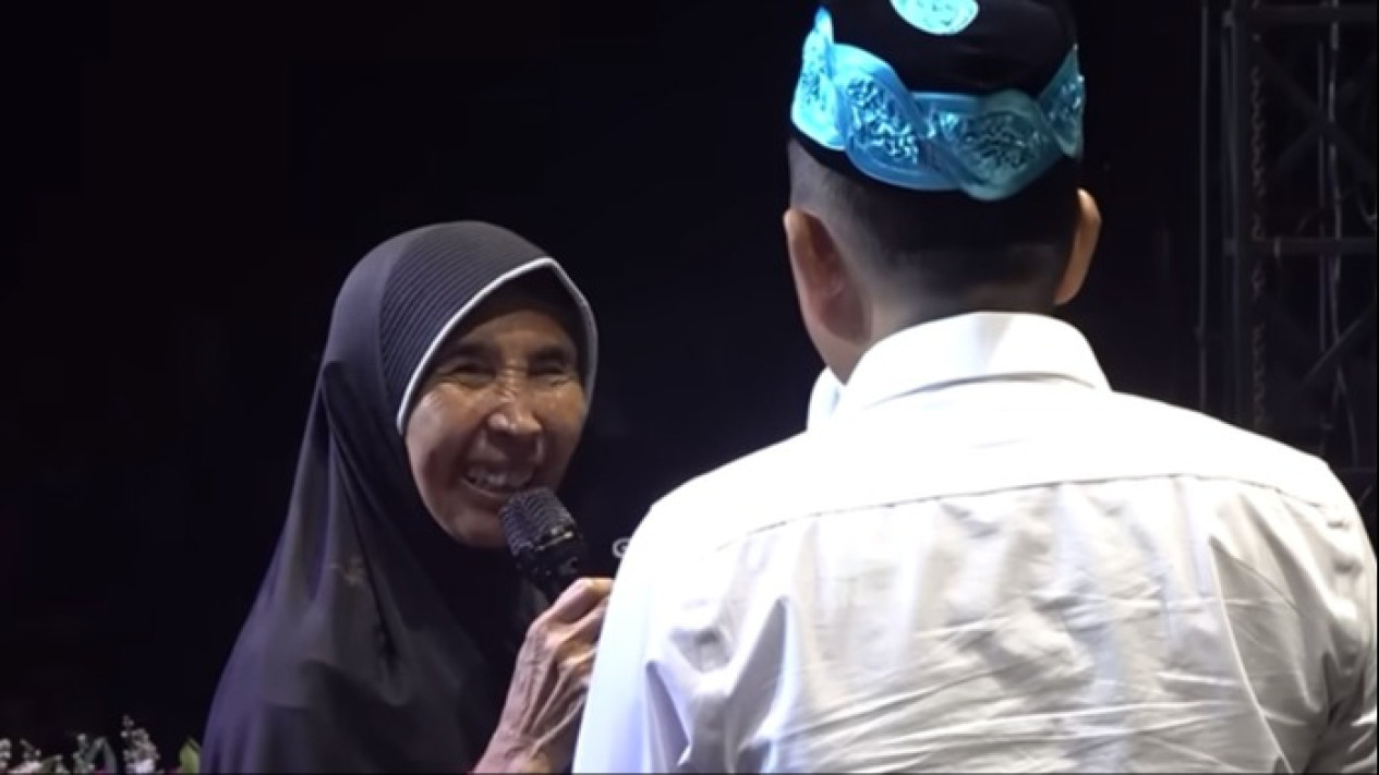 Dedi Mulyadi Kagum Pada Mak Acih, Menjanda Sejak Muda Berharap Bertemu Mendiang Suami di Surga
            - galeri foto
