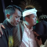 Tangis Haru Pecah, KDM Bantu Guru Honorer Bergaji Rp700 Ribu yang Jualan Kopi