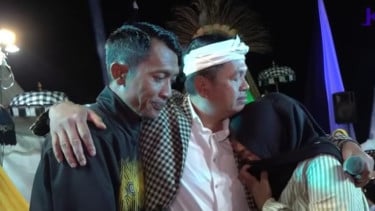 Tangis Haru Pecah, KDM Bantu Guru Honorer Bergaji Rp700 Ribu yang Jualan Kopi
