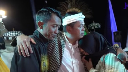 Tangis Haru Pecah, KDM Bantu Guru Honorer Bergaji Rp700 Ribu yang Jualan Kopi