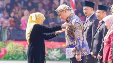 Ary Ginanjar Dianugerahi Lencana Emas Jer Basuki Mawa Beya oleh Gubernur Jawa Timur