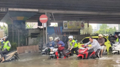 Ketinggian Air 60-80 Cm, Ratusan Kendaraan Mogok Usai Terobos Genangan Banjir di Puri Kembangan Jakarta Barat