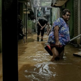 Berita Foto: Banjir di Kebon Pala Surut, Warga Mulai Bersihkan Sisa Lumpur