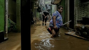 Berita Foto: Banjir di Kebon Pala Surut, Warga Mulai Bersihkan Sisa Lumpur