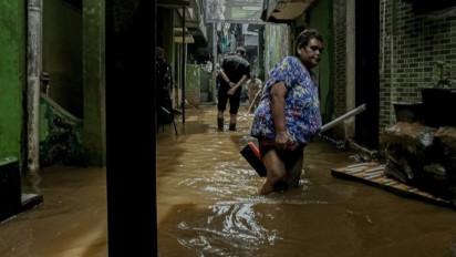 Berita Foto: Banjir di Kebon Pala Surut, Warga Mulai Bersihkan Sisa Lumpur
