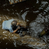Banjir Kepung Jakarta Lagi, Pramono Minta Warga Tidak Buang Sampah ke Selokan dan Sungai