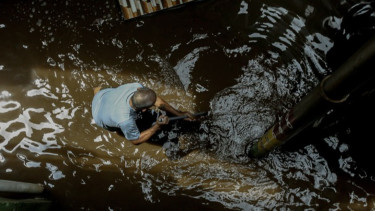 Banjir Kepung Jakarta Lagi, Pramono Minta Warga Tidak Buang Sampah ke Selokan dan Sungai