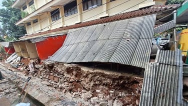 Tembok SDN Tebet Barat 08 Roboh, Penyebabnya Karena Faktor Usia Bangunan