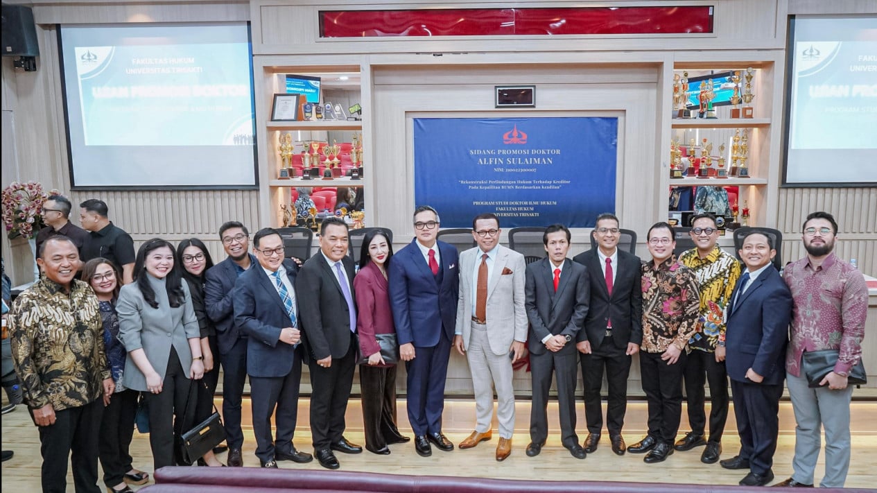 Usung Rekonstruksi Regulasi Kepailitan di BUMN, Alfin Sulaiman Raih Gelar Doktor Hukum
            - galeri foto