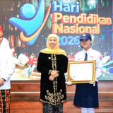 Peringatan Hardiknas 2026, Gubernur Khofifah Luncurkan 40 Sekolah Berintegritas, Terima Rekor MURI dan Hak Cipta Lagu "Jatim Cerdas