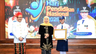 Peringatan Hardiknas 2026, Gubernur Khofifah Luncurkan 40 Sekolah Berintegritas, Terima Rekor MURI dan Hak Cipta Lagu "Jatim Cerdas