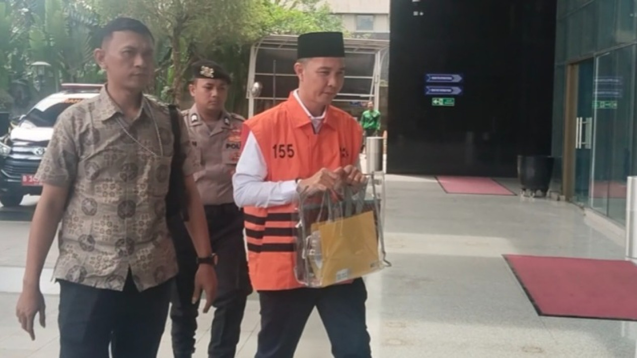 KPK Periksa Bupati Rejang Lebong Fikri Thobari Hari Ini
            - galeri foto