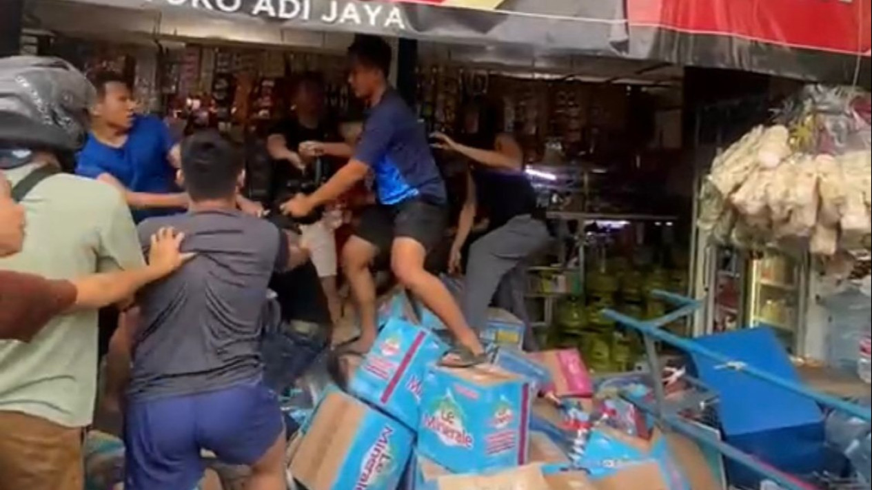 Detik-detik Mengerikan Toko Sembako di Kemayoran Diduga Diacak-acak Oknum TNI, Kadispenad Buka Suara
            - galeri foto