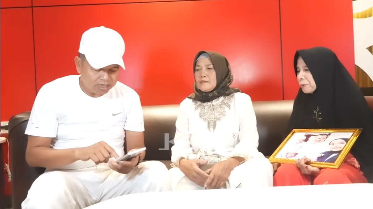 Gubernur KDM Soroti Terdakwa Bantah Bunuh Sekeluarga di Indramayu, Keluarga Korban: Kami Yakin Pelakunya Mereka
            - galeri foto