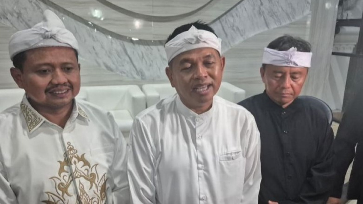 Dedi Mulyadi Sidak Jalur Sumedang-Majalengka, Temukan Pohon Menghitam Gara-Gara Penggorengan Tahu
            - galeri foto