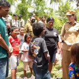 Kepintaran Anak Desa Kusu Langsung Diuji Sherly Tjoanda, Gubernur Malut Langsung Beri Pertanyaan Hitung-hitungan