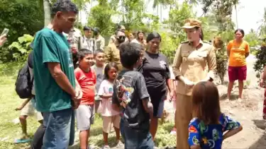 Kepintaran Anak Desa Kusu Langsung Diuji Sherly Tjoanda, Gubernur Malut Langsung Beri Pertanyaan Hitung-hitungan