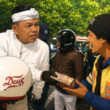 Dedi Mulyadi Temui Petugas Kebersihan yang Tetap Bekerja di Hari Libur, Langsung Beri Uang Tunai Rp1 Juta