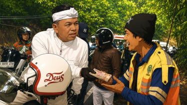 Dedi Mulyadi Temui Petugas Kebersihan yang Tetap Bekerja di Hari Libur, Langsung Beri Uang Tunai Rp1 Juta