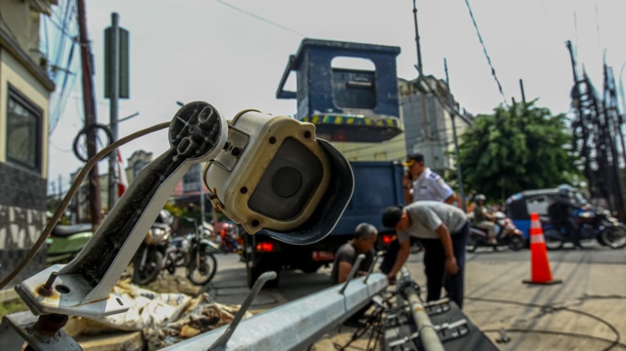 Lensa Berbicara: Traffic Light di Simpang Kranji Bekasi Roboh
            - galeri foto