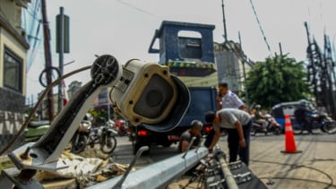 Lensa Berbicara: Traffic Light di Simpang Kranji Bekasi Roboh