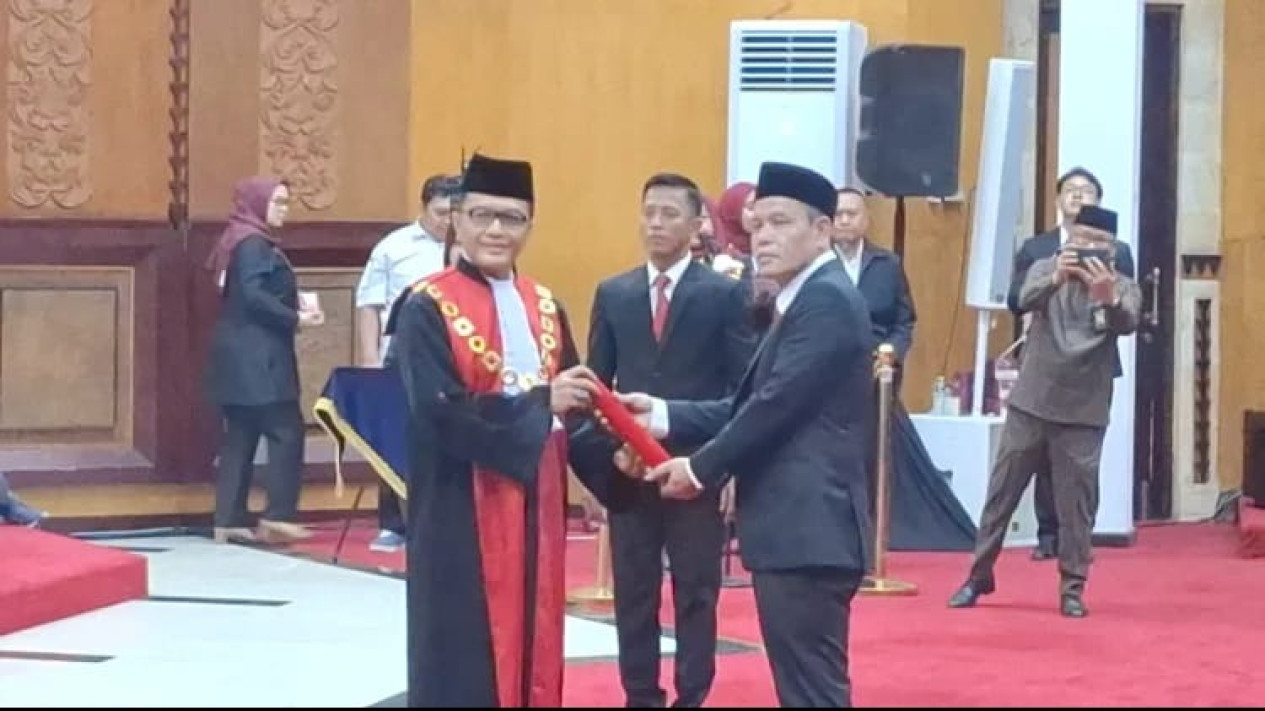Ketua DPRD Kota Surabaya Baru Resmi Dilantik, Siap Lanjutkan Program Kerakyatan
            - galeri foto