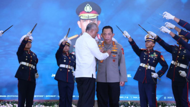 Kapolri Terima Adhi Bhakti Senapati dari BSSN, Ajak Semua Pihak Sinergi Hadapi Ancaman Siber