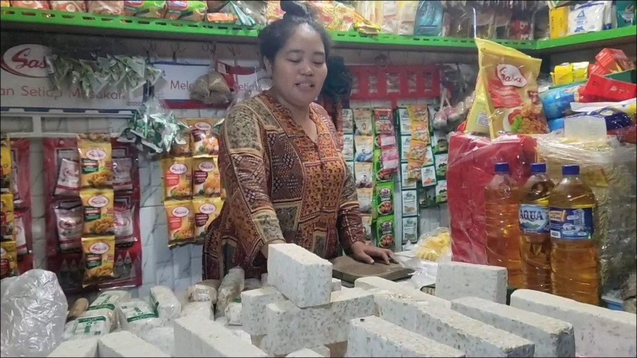 Harga Tahu Tempe Naik di Surabaya, Pedagang Pasar Dukuh Kupang Keluhkan Sepinya Pembeli
            - galeri foto