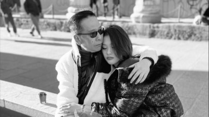 Mengenang Momen Cece Lyn Putri Sherly Tjoanda Nyaris Ambruk sambil Menangis Histeris di Depan Peti Benny Laos