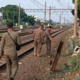 Geger Video Viral Pasangan Mesum di Pinggir Rel Jatinegara, Satpol PP Kembali Tutup Pagar dan Tembok Bolong