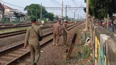 Geger Video Viral Pasangan Mesum di Pinggir Rel Jatinegara, Satpol PP Kembali Tutup Pagar dan Tembok Bolong