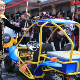 Konvoi Kendaraan Listrik Siswa SMK Meriahkan Peringatan Hardiknas, Gubernur Khofifah Puji Kreativitas Insan Vokasi Jatim