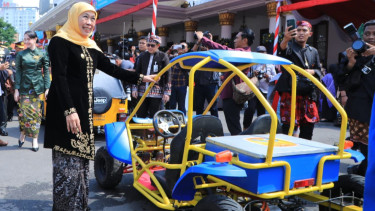 Konvoi Kendaraan Listrik Siswa SMK Meriahkan Peringatan Hardiknas, Gubernur Khofifah Puji Kreativitas Insan Vokasi Jatim