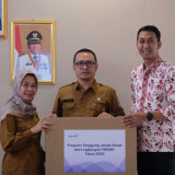 Peruri Salurkan Bantuan Komputer ke 15 SD di Karawang