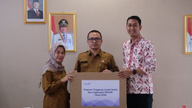 Peruri Salurkan Bantuan Komputer ke 15 SD di Karawang