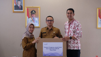 Peruri Salurkan Bantuan Komputer ke 15 SD di Karawang