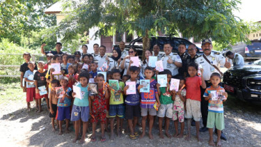 Kanwil Ditjen Imigrasi NTT Berbagi Alat Tulis di Tapal Batas, Perkuat Semangat Belajar Anak