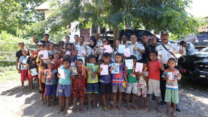 Kanwil Ditjen Imigrasi NTT Berbagi Alat Tulis di Tapal Batas, Perkuat Semangat Belajar Anak
