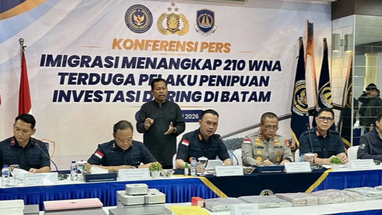 Ditjen Imigrasi Tangkap 210 WNA di Apartemen Batam, Terlibat Penipuan Investasi Daring
            - galeri foto