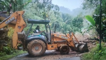 Longsor Timbun Jalan Provinsi, BPBD Agam Kerahkan Dua Alat Berat