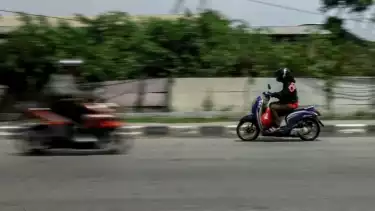 Potret Kota: Aksi Berbahaya Pemotor Lawan Arus di Cakung-Cilincing Terekam Saat Siang Hari