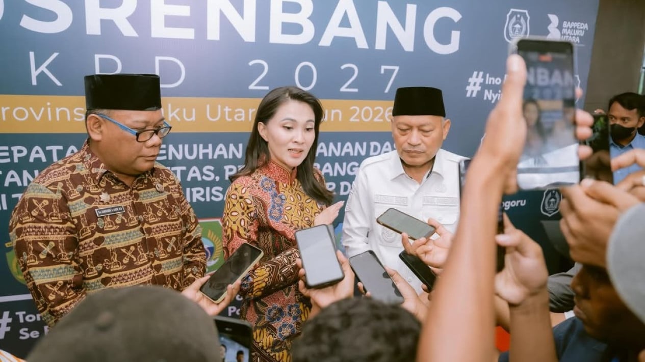 Getaran Pesan Sherly Tjoanda Bicara Konektivitas di Malut: Jangan Biarkan Rakyat Terjebak Kemiskinan Imbas Jalan Putus
            - galeri foto
