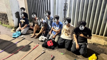 Brimob Polda Metro Amankan 10 Remaja Diduga Hendak Tawuran di Jaktim, Barang Bukti Sajam-Stik Golf Disita