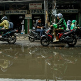 Sampah Penuhi Selokan, Jalan Raya Jatimakmur Bekasi Kebanjiran