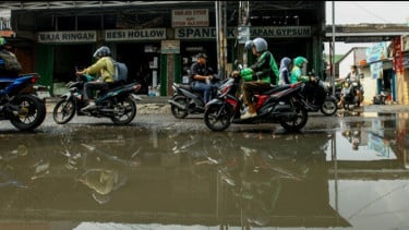 Sampah Penuhi Selokan, Jalan Raya Jatimakmur Bekasi Kebanjiran