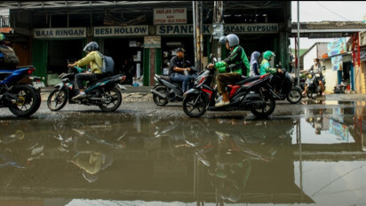 Sampah Penuhi Selokan, Jalan Raya Jatimakmur Bekasi Kebanjiran