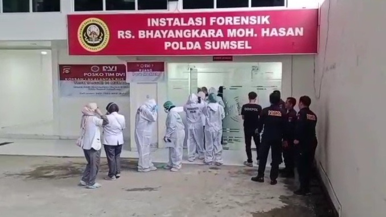 1 Kantong Jenazah Berisikan 2 Potongan Tubuh Diduga Ibu dan Anak Sedang Berpelukan
            - galeri foto