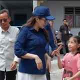 Dikasih Cokelat oleh Anak-anak Kecil Ternate, Gubernur Malut Sherly Tjoanda Ledek Aspri: Tata Pasti Iri, kan?